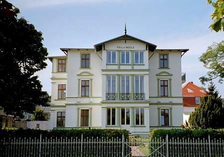 Frontansicht der Villa Bella von der Strandpromenade aus